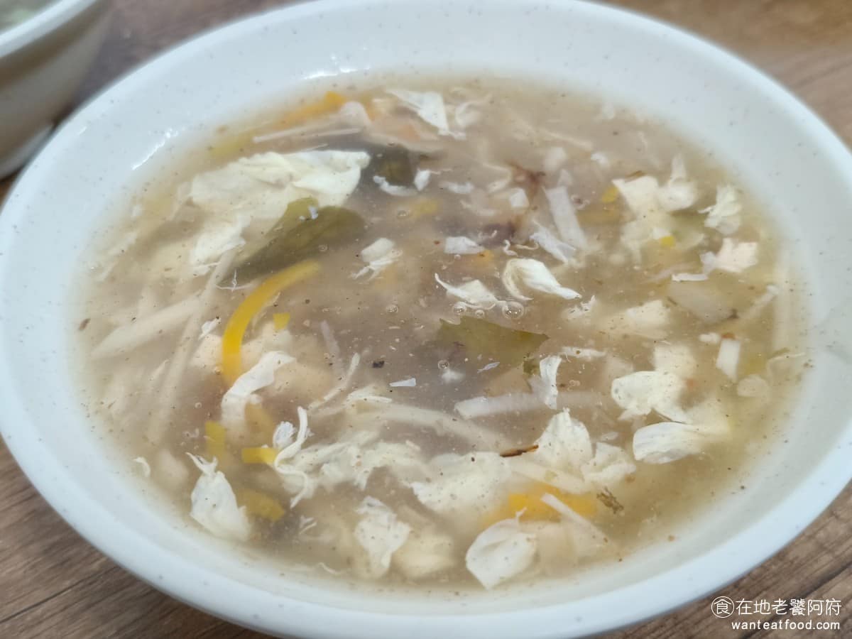 文德鍋貼 文德鍋貼菜單 文德鍋貼推薦 內湖區美食 內湖美食 文德站美食 酸辣湯不灑胡椒 因為酸辣湯本身不辣，所以店家會灑上胡椒，提升辣味，如果對胡椒的辣味過敏的話，就可以和店家說不要胡椒，喝起來會更清爽。 @在地老饕阿府
