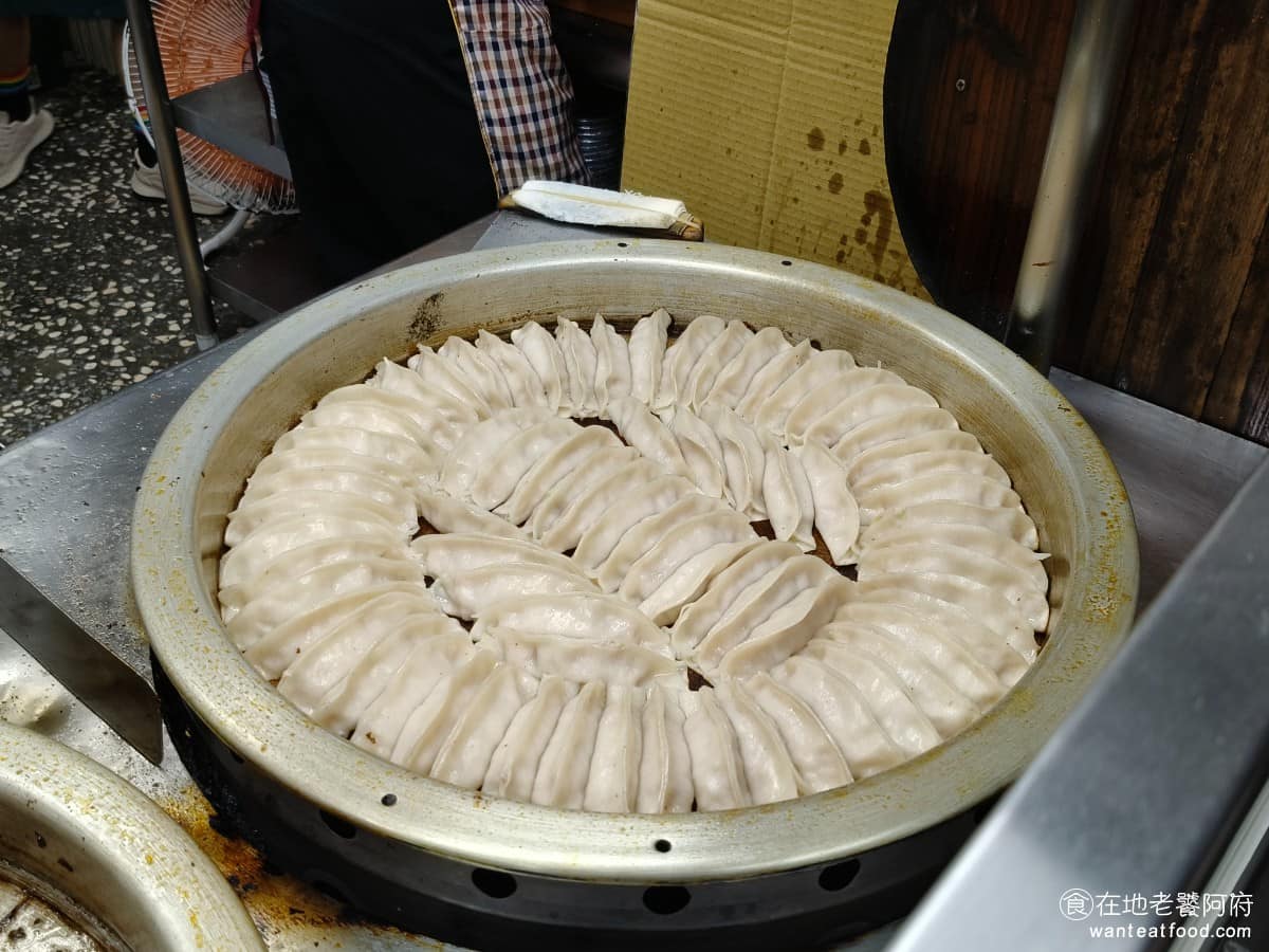 文德鍋貼 文德鍋貼菜單 文德鍋貼推薦 內湖區美食 內湖美食 文德站美食 鍋貼用兩個圓鐵爐輪流煎，一鍋約六分鐘起鍋，每次起鍋的數量有限，若是外帶，建議直接打電話預訂，不然會等很久。 @在地老饕阿府
