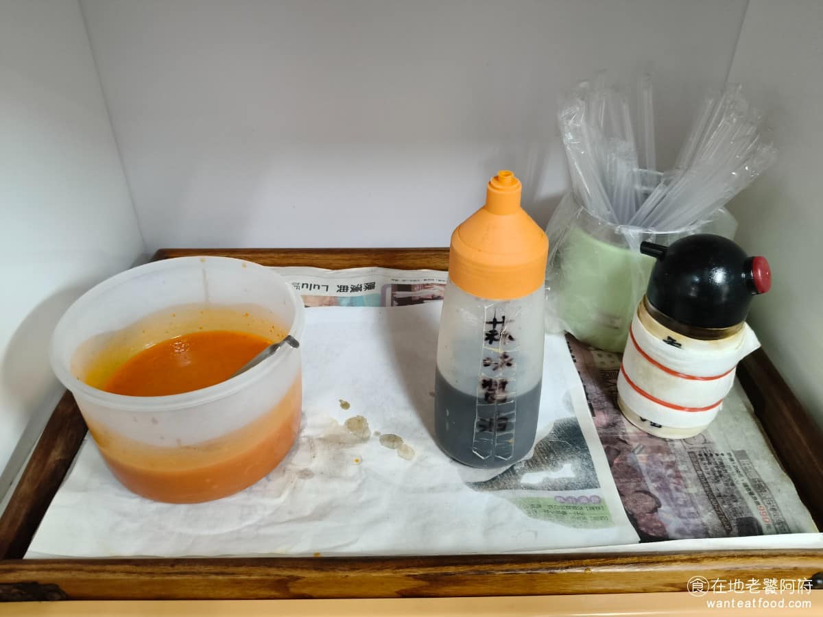 文德鍋貼 文德鍋貼菜單 文德鍋貼推薦 內湖區美食 內湖美食 文德站美食 醬料放在公共區域讓客人自取，桌上提供蒜蓉醬油和調味過的黑醋，黑醋喝起來不像外面醋那般那麼酸，酸味柔和配水餃或鍋貼都很適合。想要加辣的，也有提供店家自製的辣椒醬。 @在地老饕阿府