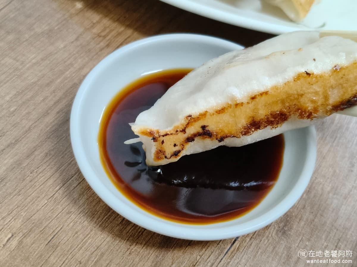 文德鍋貼 文德鍋貼菜單 文德鍋貼推薦 內湖區美食 內湖美食 文德站美食 《文德鍋貼》的醬油，是另一個吸引人的地方。醬油裡面加入了蒜頭一起煮過，所以吃起來帶有很香的蒜味。因為味道超棒，有時候我們甚至會多買幾包醬油回家，每包是 ５ 元。 @在地老饕阿府
