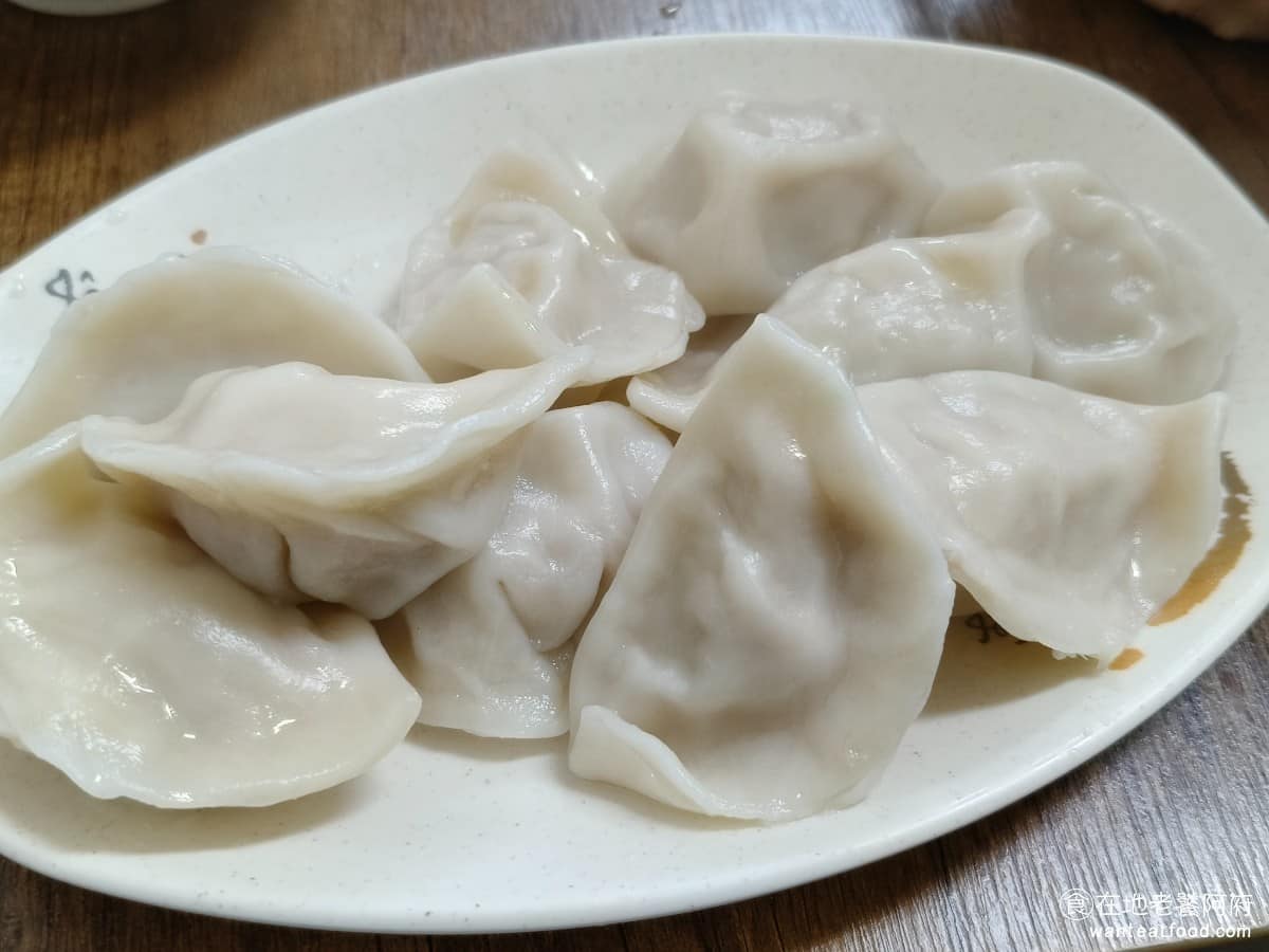 文德鍋貼 文德鍋貼菜單 文德鍋貼推薦 內湖區美食 內湖美食 文德站美食 高麗菜水餃 10 顆 內餡跟鍋貼用的是一樣的豬肉餡，本身調味不重，主要靠桌上兩種醬汁提味，蒜味醬油和調味黑醋。黑醋酸味柔和，比一般黑醋好入口。 @在地老饕阿府