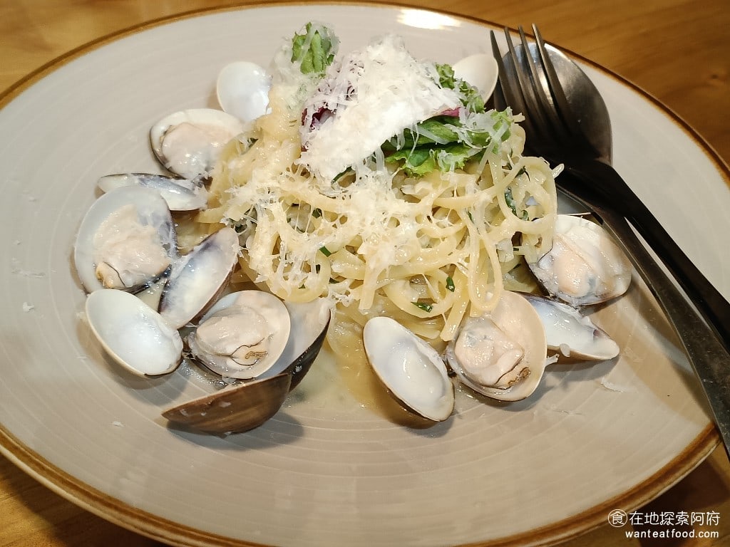 LAY BACK 大安區美食 信義安和美食 美式料理 蒜香蛤蜊細扁麵 原以為這一間就只有漢堡能吃，但吃了他的義大利麵後，發現義大利麵比漢堡還要好吃。他的義大利麵水準還蠻高的，麵體偏硬，口味偏重，並且松露味和奶油味的比例調配得非常棒。 @在地老饕阿府