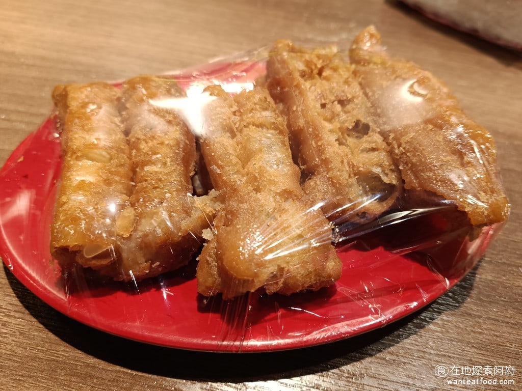 雅香石頭火鍋(延吉店) 大安區美食 國父紀念館美食 鍋物料理 爆香 開鍋 乾魷魚 火鍋料 紅色盤子一盤是60元，這間火鍋，其實價位算是中上 @在地老饕阿府