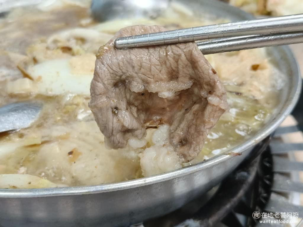 長白小館 長白小館菜單 長白小館推薦 大安區美食 大安美食 國父紀念館美食 中式料理 酸菜白肉鍋 牛肉的部分很大一片,吃起來比白肉的口感好一點,但因為湯頭的味道,和肉有一點不搭,所以煮過後的肉片味道也很淡。 @在地老饕阿府