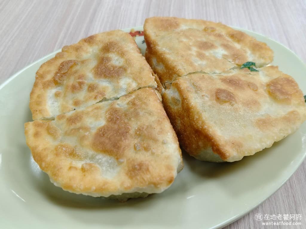 長白小館 長白小館菜單 長白小館推薦 大安區美食 大安美食 國父紀念館美食 中式料理 酸菜白肉鍋 韭菜盒子 必點招牌,外皮油煎到焦脆,咬下去有聲音,內餡韭菜加冬粉,吃起來濕潤多汁,韭菜香氣很足,要趁熱吃,稍微放涼之後,皮會軟掉變硬。 @在地老饕阿府