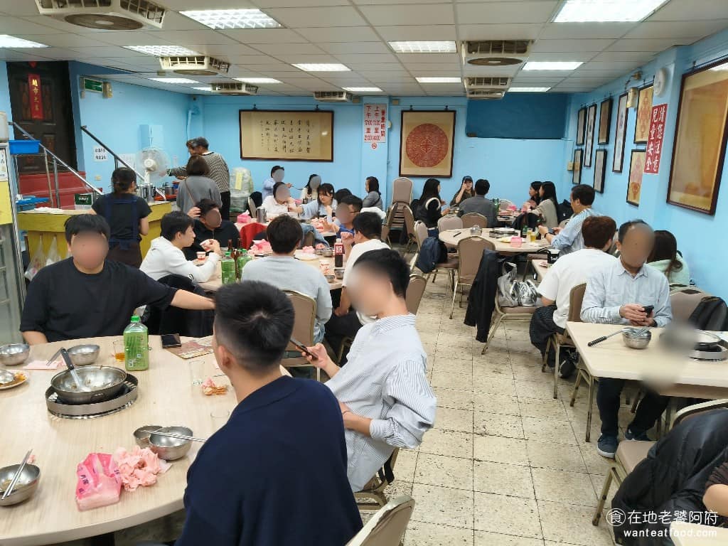 長白小館 長白小館菜單 長白小館推薦 大安區美食 大安美食 國父紀念館美食 中式料理 酸菜白肉鍋 地下室的座位比一樓更多,所以環境會更吵雜,而且會發現幾乎全部都是日本觀光客。不少日本觀光客,將這裡列為來台必吃的地方,店裡的菜單,也備有日文版本,服務生也習慣接待日本客人。 @在地老饕阿府