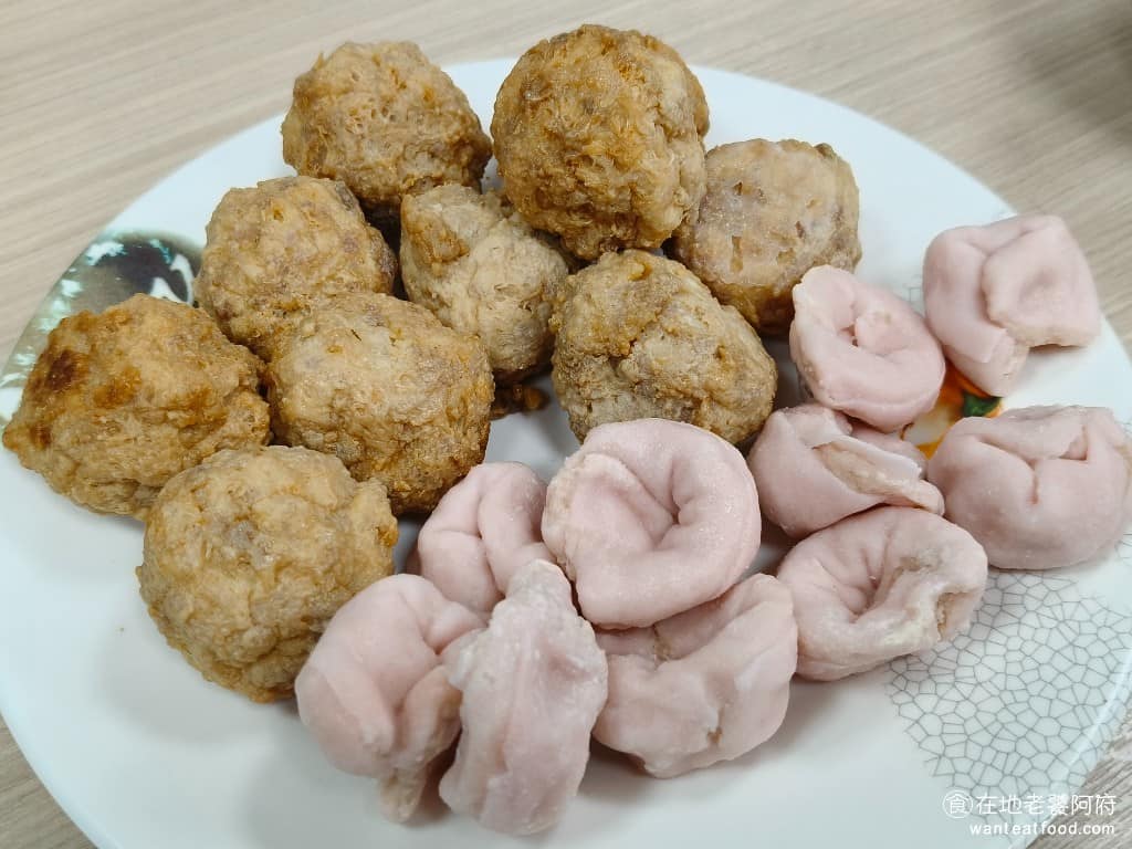 長白小館 長白小館菜單 長白小館推薦 大安區美食 大安美食 國父紀念館美食 中式料理 酸菜白肉鍋 炸肉丸和魚包餃 炸肉丸是店家自製的,這是鍋裡的加分配角,下鍋煮過後,會稍微膨脹,外層吸飽湯汁,裡面的內餡很有味道,口感飽滿紮實。 @在地老饕阿府