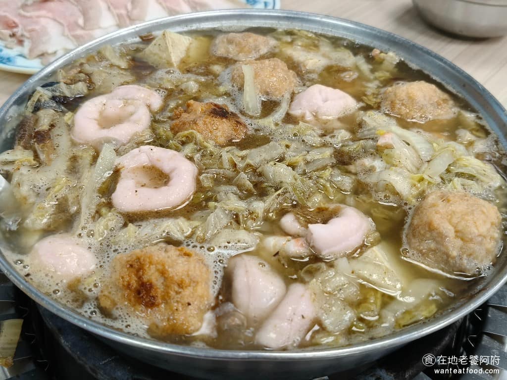 長白小館 長白小館菜單 長白小館推薦 大安區美食 大安美食 國父紀念館美食 中式料理 酸菜白肉鍋 份量真的夠大,建議其實不用點相同人數的鍋,例如 6人吃3~4人份,再加小菜和麵食,吃起來比較豐富,畢竟味道很酸,有些人可能吃完整份。 @在地老饕阿府