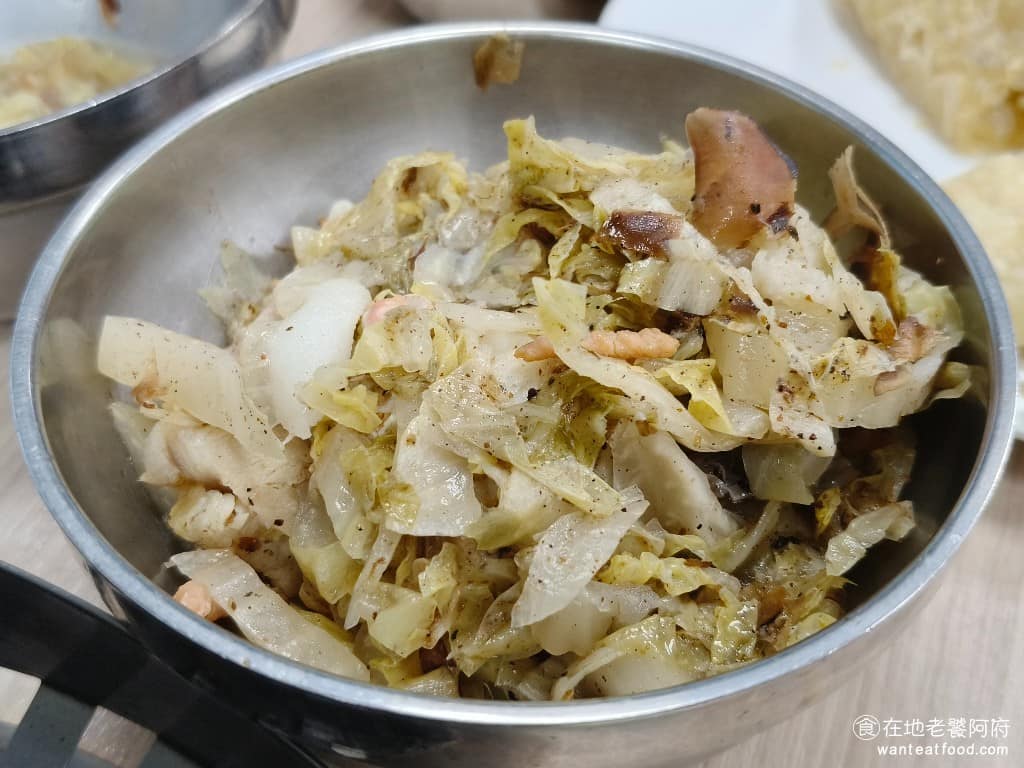 長白小館 長白小館菜單 長白小館推薦 大安區美食 大安美食 國父紀念館美食 中式料理 酸菜白肉鍋 因為《長白小館》的湯頭,非常的酸,所以怕酸的人建議,在吃之前先拿一個碗,先把酸菜放到碗裡,再酌量加入會更好。 @在地老饕阿府