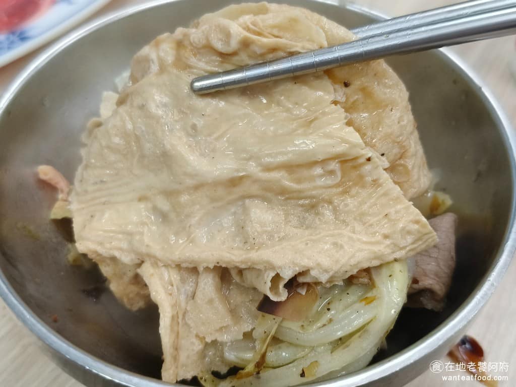 長白小館 長白小館菜單 長白小館推薦 大安區美食 大安美食 國父紀念館美食 中式料理 酸菜白肉鍋 豆皮的份量雖然給得很多,但豆皮吃起來口感非常的硬,算是非常不好吃的豆皮,所以我們幾乎都沒吃完。 @在地老饕阿府