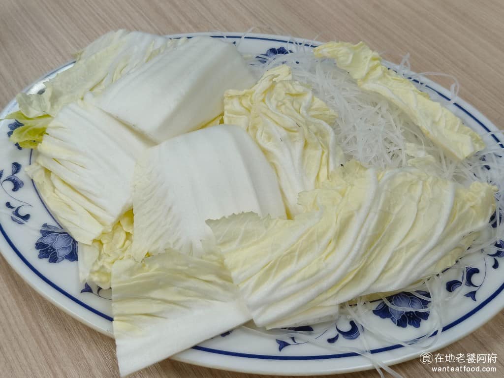 長白小館 長白小館菜單 長白小館推薦 大安區美食 大安美食 國父紀念館美食 中式料理 酸菜白肉鍋 白菜和冬粉 《長白小館》的冬粉特別好吃,即使煮很久,吃起來口感也依然非常Q彈、滑順,也是推薦的必點。 @在地老饕阿府