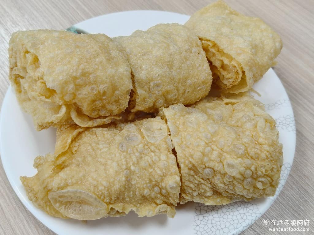 長白小館 長白小館菜單 長白小館推薦 大安區美食 大安美食 國父紀念館美食 中式料理 酸菜白肉鍋 豆皮 豆皮每一塊都超級大,是東北吃酸菜白肉鍋的特色。 @在地老饕阿府