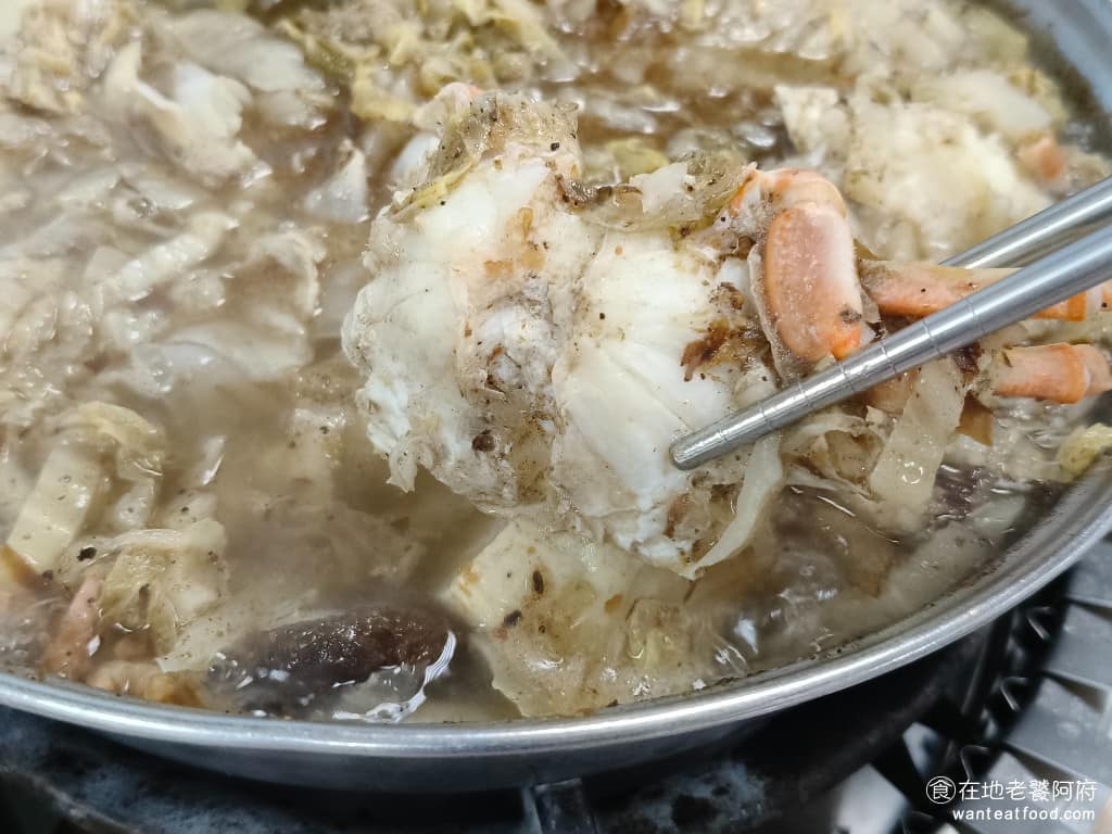 長白小館 長白小館菜單 長白小館推薦 大安區美食 大安美食 國父紀念館美食 中式料理 酸菜白肉鍋 很多人喝第一口湯,會喝到一股清甜味,因為裡面有整隻螃蟹,還有滿滿的柴魚,其他還有香菇、蝦米,全部一起熬。 @在地老饕阿府