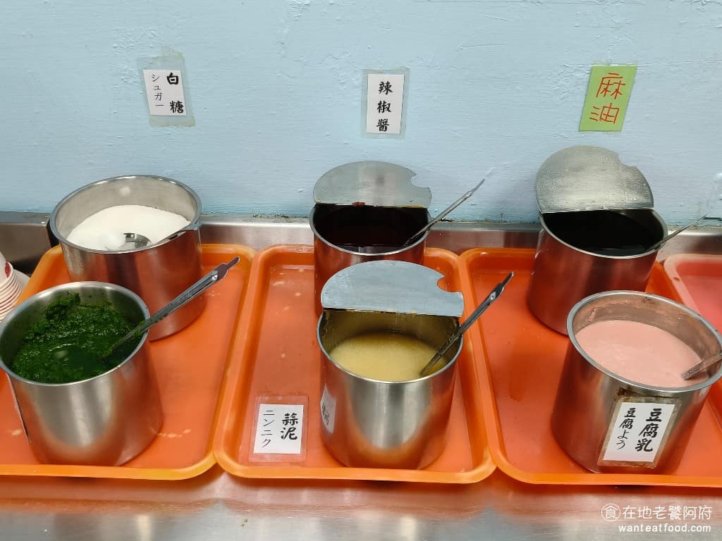 長白小館 長白小館菜單 長白小館推薦 大安區美食 大安美食 國父紀念館美食 中式料理 酸菜白肉鍋 醬料區提供芝麻醬、豆腐乳、韭菜花醬、蒜泥等,牆上貼有建議比例:芝麻醬2匙、豆腐乳/蒜泥/韭菜花醬各半匙,再依個人口味加蔥花、香菜、辣油。 @在地老饕阿府