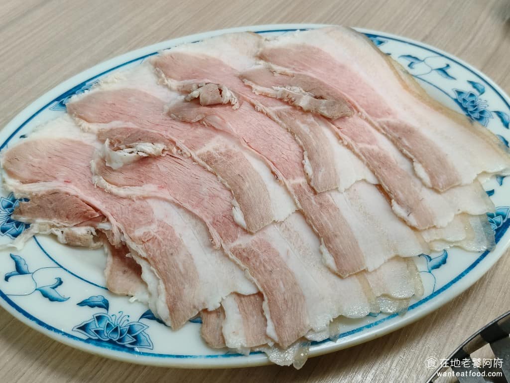 長白小館 長白小館菜單 長白小館推薦 大安區美食 大安美食 國父紀念館美食 中式料理 酸菜白肉鍋 白肉 肥瘦比例偏肥,口感上稍微偏硬一些,搭配酸菜和沾醬一起入口比較順,單吃的話油脂感比較明顯。套餐附的白肉份量很多,建議慢慢吃、搭著湯一起吃,不要急著一次下太多片。 @在地老饕阿府