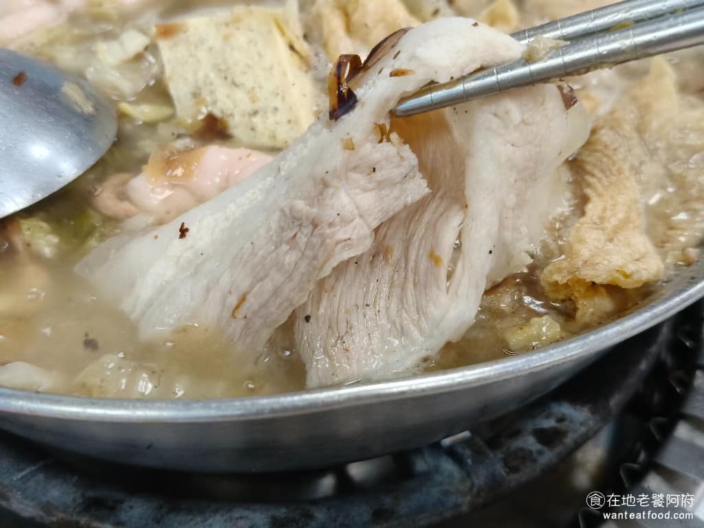 長白小館 長白小館菜單 長白小館推薦 大安區美食 大安美食 國父紀念館美食 中式料理 酸菜白肉鍋 白肉的份量給得很多,可以吃得很過癮,雖然肥肉的比例很高,但可惜的是瘦肉的部分,吃起來口感超硬,如果煮久一點,就會更硬,吃起來也沒什麼味道。 @在地老饕阿府