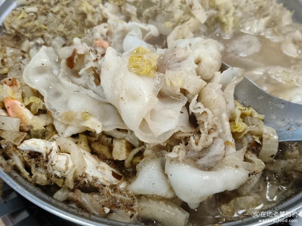 長白小館 長白小館菜單 長白小館推薦 大安區美食 大安美食 國父紀念館美食 中式料理 酸菜白肉鍋 《長白小館》的酸菜,真的超級酸,其實怕酸的人吃了,真的會有點受不了。好在旁邊有免費的高湯,可以自己加,如果覺得太酸,湯頭加多一點,就能沖淡。 @在地老饕阿府