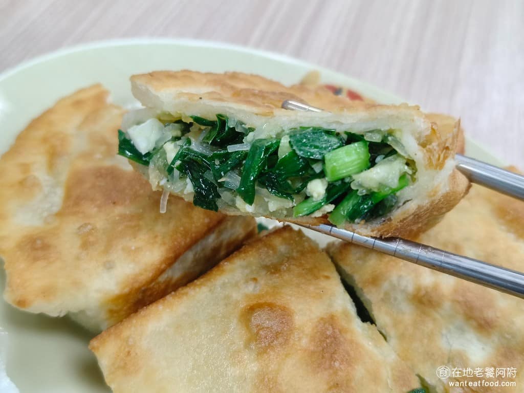 長白小館 長白小館菜單 長白小館推薦 大安區美食 大安美食 國父紀念館美食 中式料理 酸菜白肉鍋 筷子夾起來,下面就開始滴汁,滴的完全是「韭菜汁」,這麼多汁的韭菜盒子,真的還是第一次吃到。 @在地老饕阿府