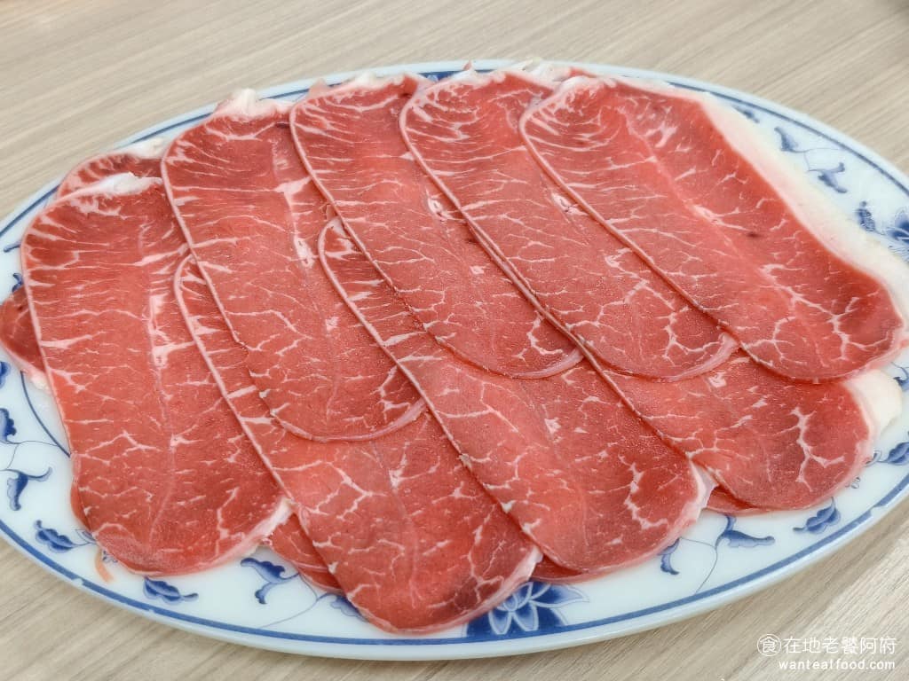 長白小館 長白小館菜單 長白小館推薦 大安區美食 大安美食 國父紀念館美食 中式料理 酸菜白肉鍋 牛肉 品質尚可但口感同樣偏硬,不算特別驚豔,如果比較在意肉的嫩度,建議選羊肉替代,羊肉搭酸菜鍋和芝麻醬,反而更合。 @在地老饕阿府