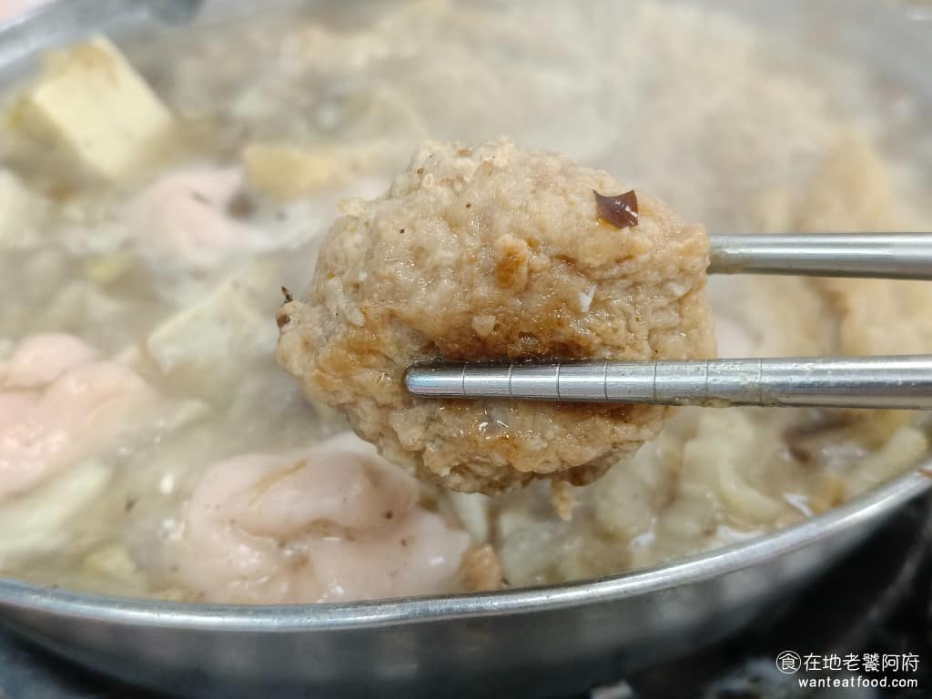 長白小館 長白小館菜單 長白小館推薦 大安區美食 大安美食 國父紀念館美食 中式料理 酸菜白肉鍋 建議一上桌,就先丟進鍋裡煮,等其他東西涮好,丸子也剛好吸飽湯汁,再撈來吃,是火鍋配料裡必點的。 @在地老饕阿府