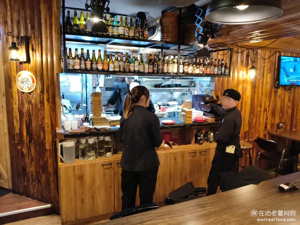 美式餐酒館 ABV Bar Kitchen 台北敦化店 台北敦化店菜單 台北敦化店推薦 大安區美食 店裡不只賣啤酒配餐點,更重視精釀啤酒文化的推廣,員工都有專業的啤酒訓練,甚至鼓勵取得國際 BJCP 啤酒評鑑證照,所以來這裡可以學到不少啤酒知識。 @在地老饕阿府