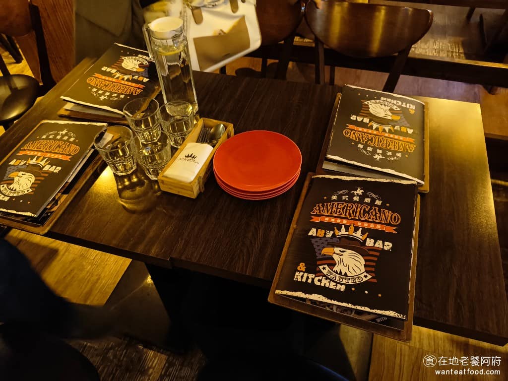 美式餐酒館 ABV Bar Kitchen 台北敦化店 台北敦化店菜單 台北敦化店推薦 大安區美食 木質裝潢搭配暖色燈光,整體環境非常昏暗,很有餐酒館的氛圍,要將相機光圈調得很亮,才能免強把畫面拍得清楚。 @在地老饕阿府