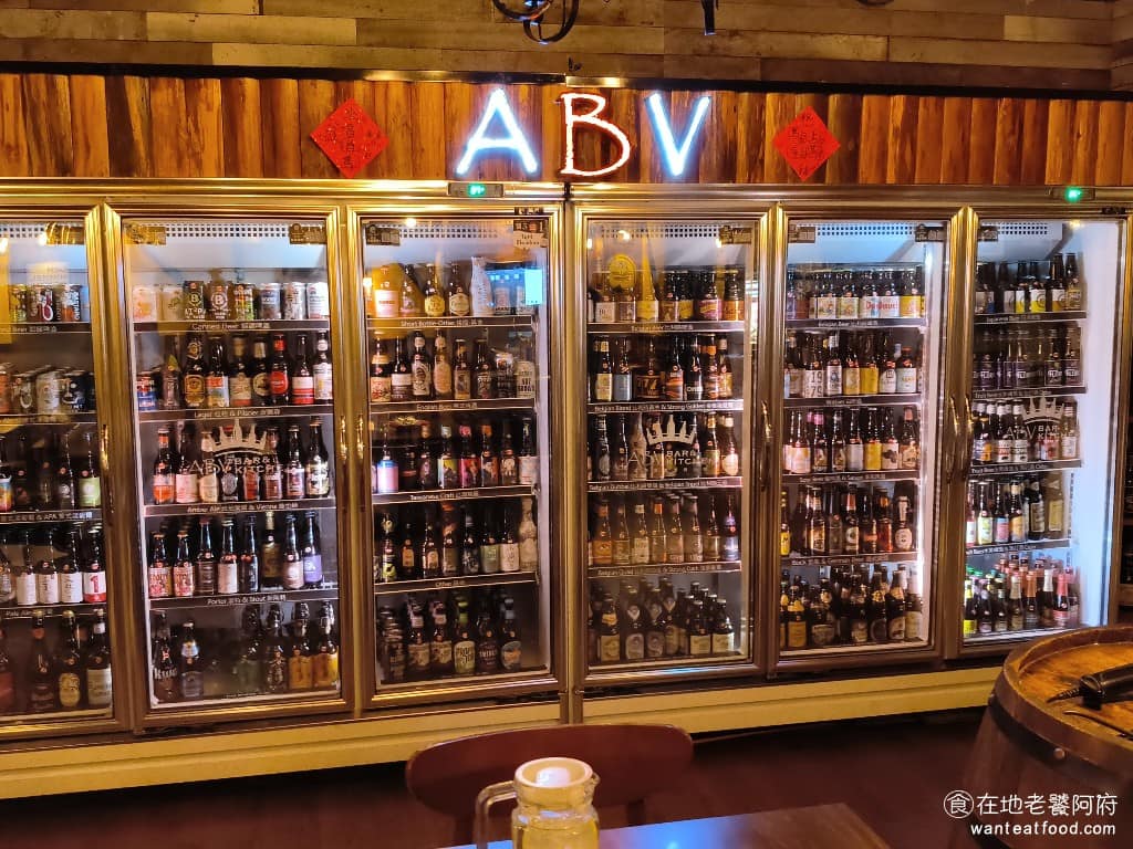 美式餐酒館 ABV Bar Kitchen 台北敦化店 台北敦化店菜單 台北敦化店推薦 大安區美食 店內還有一整面冷藏酒櫃,擺滿各種精釀啤酒,超過 300 種選擇,看起來超壯觀。 @在地老饕阿府