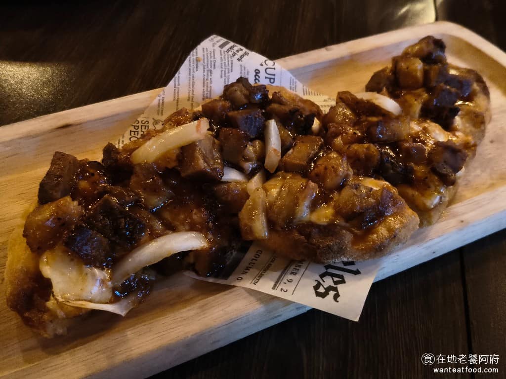 美式餐酒館 ABV Bar Kitchen 台北敦化店 台北敦化店菜單 台北敦化店推薦 大安區美食 田納西牛胸披薩 牛胸肉處理得很軟嫩,吃起來不難吃,肉質柔軟好咬,不過披薩餅皮有點偏硬,口感比較紮實,如果喜歡鬆軟餅皮的人,可能要考慮一下。 @在地老饕阿府