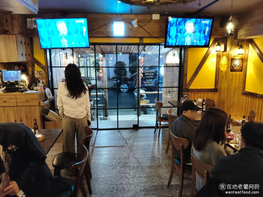 美式餐酒館 ABV Bar Kitchen 台北敦化店 台北敦化店菜單 台北敦化店推薦 大安區美食 牆上有三個大電視,會播放體育比賽,如果剛好沒有重大賽事的話,用餐環境會安靜許多,適合好好享用餐點,但如果遇到重要比賽,現場可能會比較熱鬧,有歡呼聲。 @在地老饕阿府