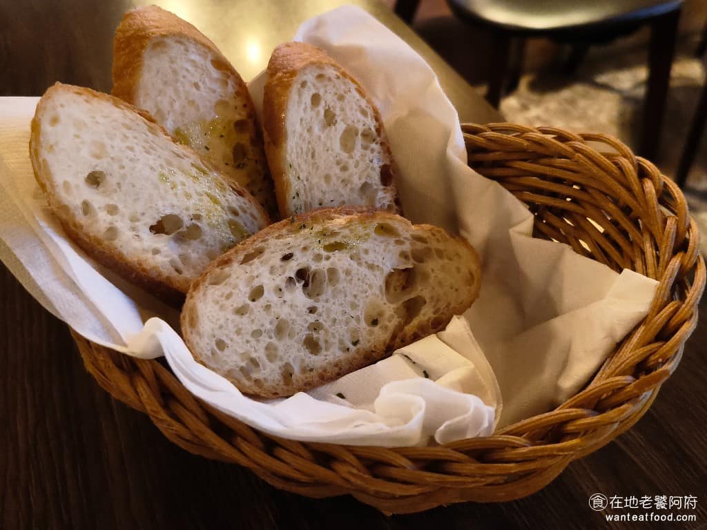 美式餐酒館 ABV Bar Kitchen 台北敦化店 台北敦化店菜單 台北敦化店推薦 大安區美食 餐前的麵包 店家會提供免費的餐前麵包,而且可以免費續,但麵包吃起來質地超硬,幾乎咬不動,建議搭配湯品或沾醬汁一起吃會比較好入口。 @在地老饕阿府