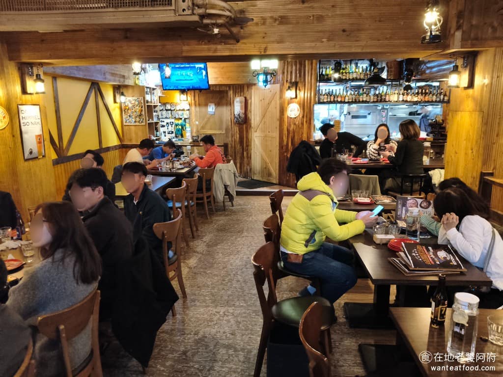 美式餐酒館 ABV Bar Kitchen 台北敦化店 台北敦化店菜單 台北敦化店推薦 大安區美食 一走進店裡,就能感受到濃濃的美式鄉村風格,裝潢走19世紀美國西部拓荒風,天花板掛著馬車輪造型的吊燈,牆上有煤油燈、馬栓等復古裝飾。 @在地老饕阿府