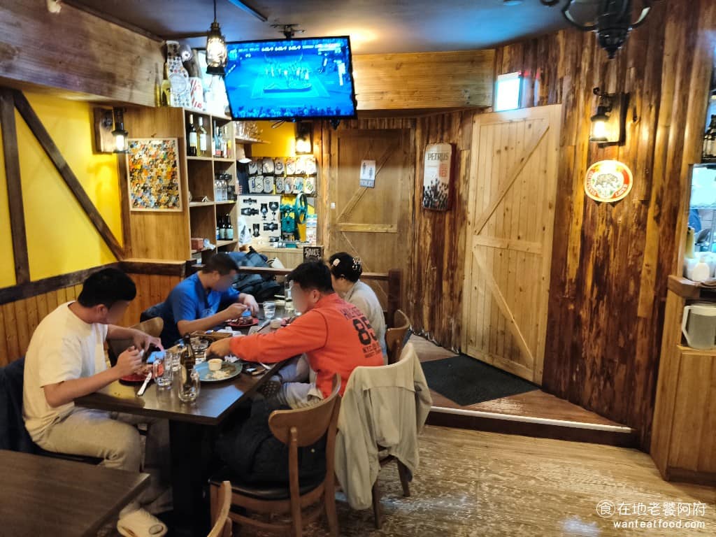 美式餐酒館 ABV Bar Kitchen 台北敦化店 台北敦化店菜單 台北敦化店推薦 大安區美食 幸好我們今天來,並沒有遇到重大的體育賽事,所以店內的環境,就顯得安靜了許多。 @在地老饕阿府