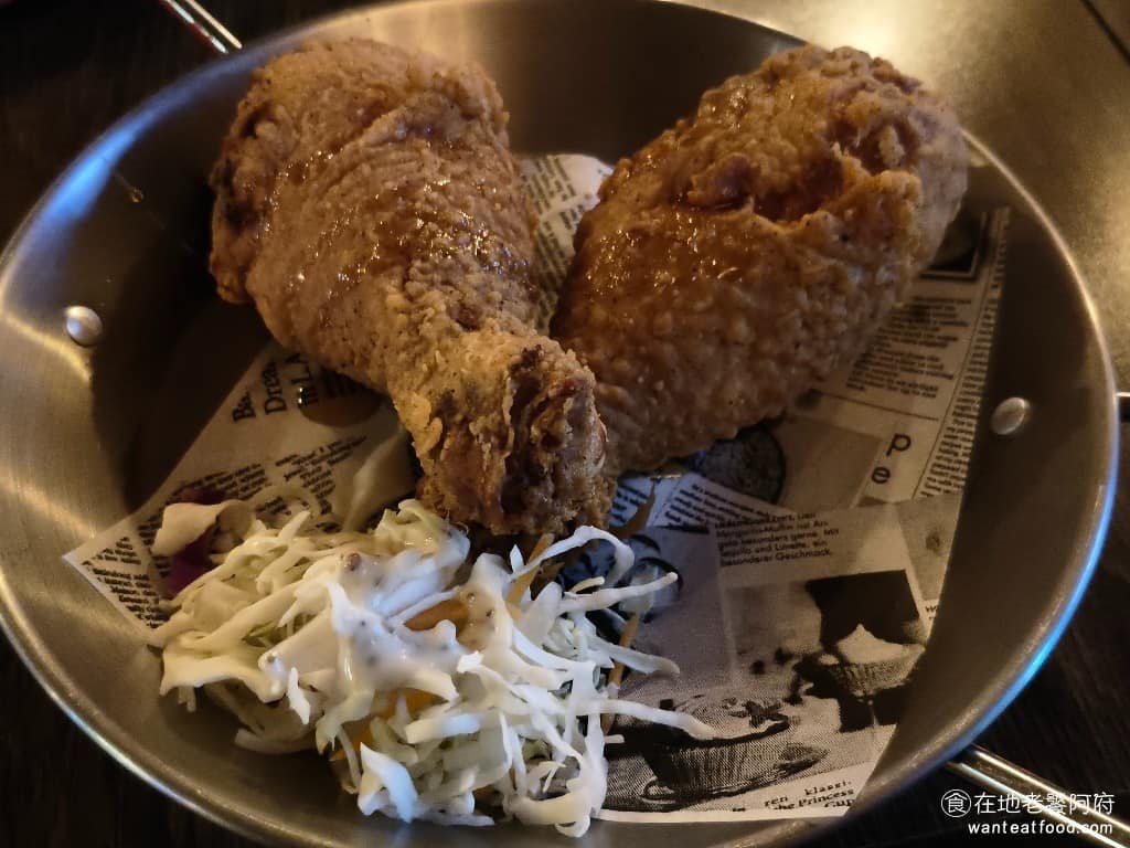 美式餐酒館 ABV Bar Kitchen 台北敦化店 台北敦化店菜單 台北敦化店推薦 大安區美食 美式炸雞 炸雞的外皮,好像是用焦糖去炸過,在炸的過程中,加了很多糖,所以外皮吃起來,還蠻硬的帶有焦糖的甜味,口感比較特別,裡面的雞肉,倒是很軟嫩,肉質還可以吃。 @在地老饕阿府