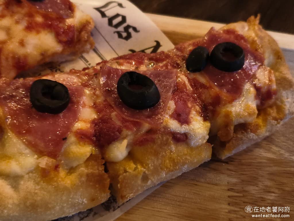 美式餐酒館 ABV Bar Kitchen 台北敦化店 台北敦化店菜單 台北敦化店推薦 大安區美食 深盤披薩起源自芝加哥地區,讓厚的餅皮烤透,用自製披薩餅皮,放入雙倍的臘腸、起司、醬料,餅皮厚實,外脆內軟,吃起來很有嚼勁。 @在地老饕阿府