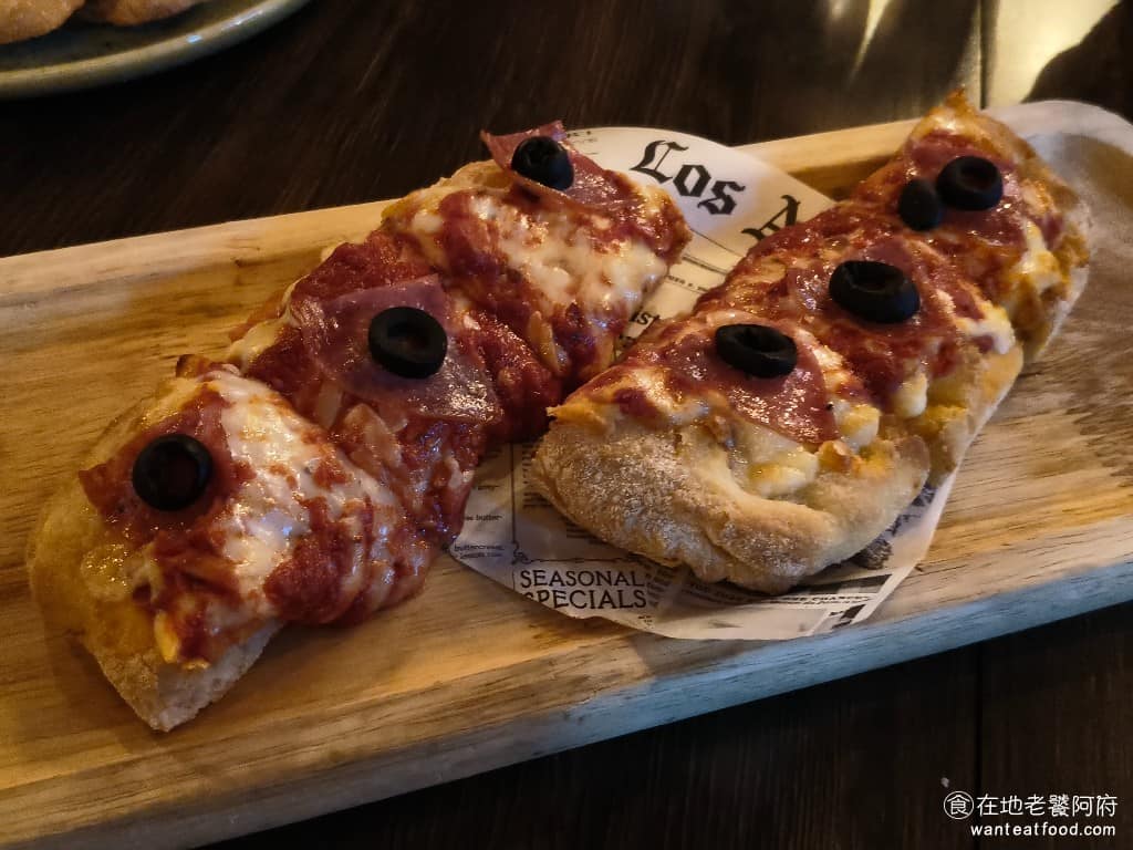 美式餐酒館 ABV Bar Kitchen 台北敦化店 台北敦化店菜單 台北敦化店推薦 大安區美食 臘腸披薩 店內的披薩有圓形和方形深盤兩種選擇,可以依喜好挑選,那款披薩的起司非常多,可以吃得到滿口的起司香味。臘腸的口感也非常軟嫩,番茄醬底也加得很充足,吃起來非常濕潤。 @在地老饕阿府