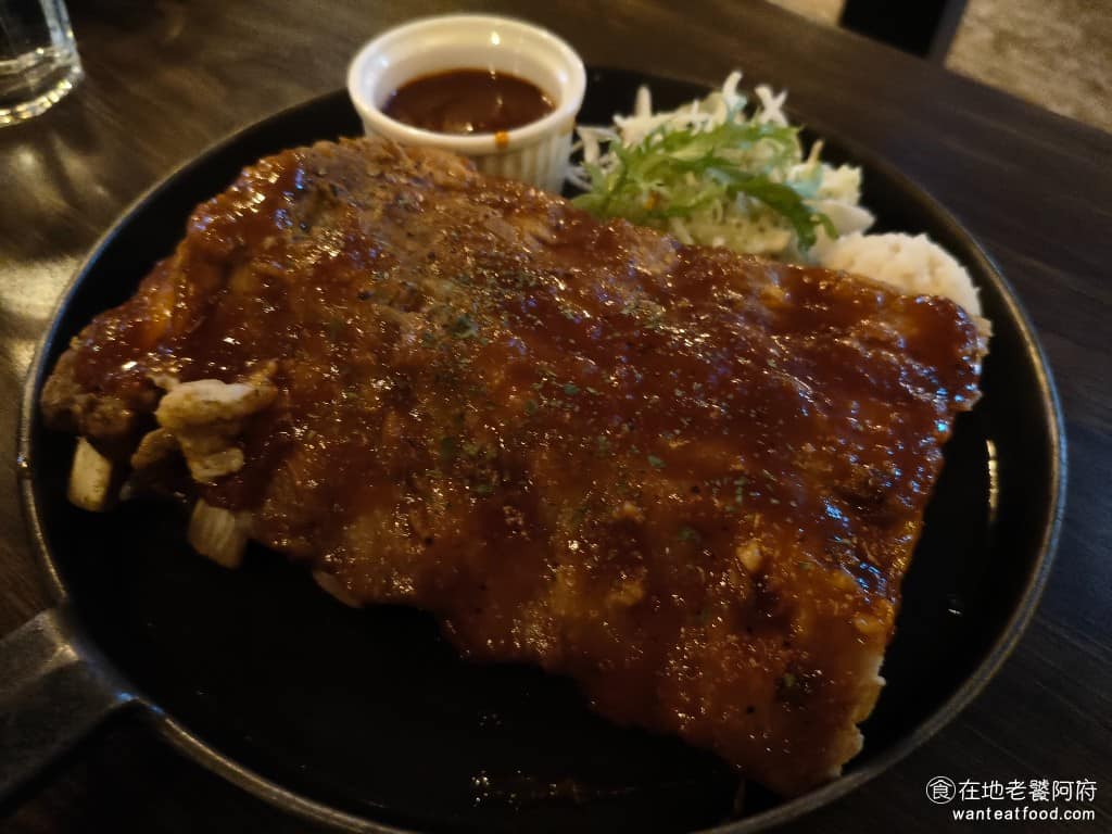 美式餐酒館 ABV Bar Kitchen 台北敦化店 台北敦化店菜單 台北敦化店推薦 大安區美食 肋排骨肉輕易分離,肉質細嫩保留牛肉鮮味,搭配烤肉醬,層次更豐富,整根肋骨拿起來啃,不怕傷牙齒,吃得很舒服。 @在地老饕阿府