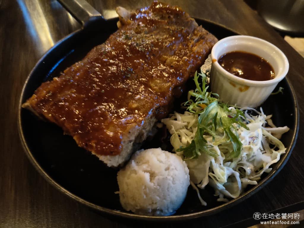 美式餐酒館 ABV Bar Kitchen 台北敦化店 台北敦化店菜單 台北敦化店推薦 大安區美食 煙燻慢火烤肋排 肋排的肉質非常軟嫩,口感很好搭配醬汁,吃起來酸酸甜甜的,味道還不錯,不過可惜的是這份肋排少了炭烤的香味,如果能有炭烤的煙燻味道,會更加分。 @在地老饕阿府
