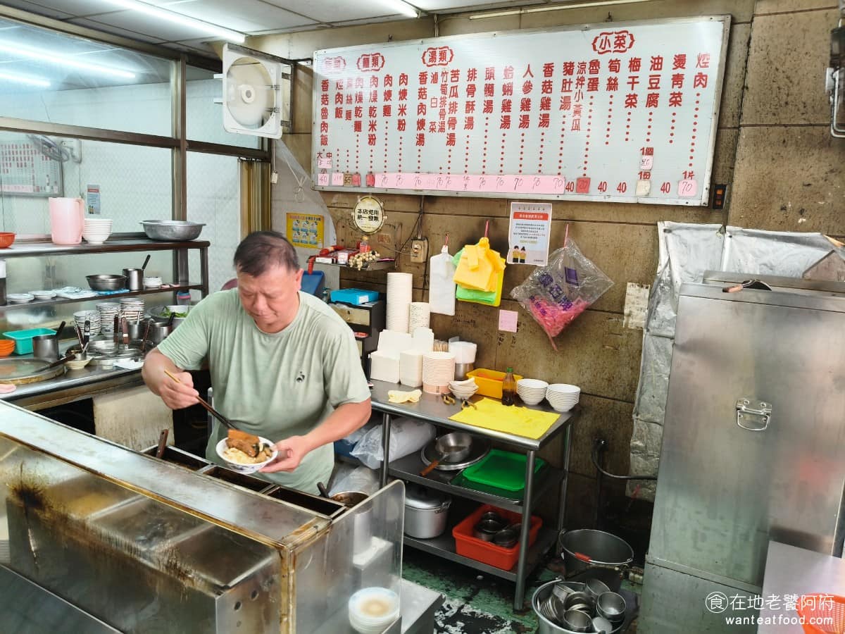 吉峰香菇魯肉飯 吉峰香菇魯肉飯菜單 吉峰香菇魯肉飯推薦 松山區美食 松山美食 台北小巨蛋美食 因為《吉峰香菇滷肉飯》老闆跟中正區知名的「金峰魯肉飯」是親戚關係，兩家的魯肉飯口味，走的是同一個做法，吃了後會發現滷肉飯的滷肉形狀，還有醃瓜的做法，幾乎完全一樣。 @在地老饕阿府