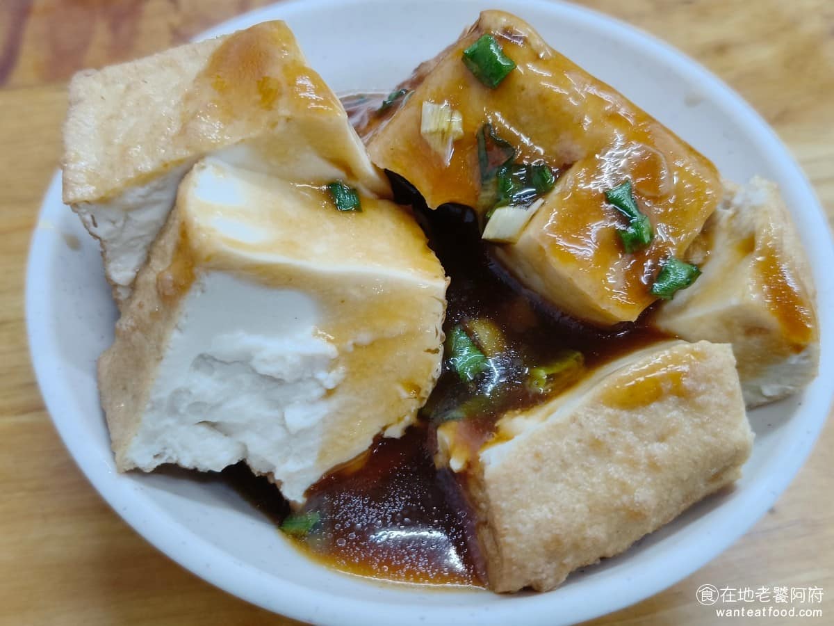 吉峰香菇魯肉飯 吉峰香菇魯肉飯菜單 吉峰香菇魯肉飯推薦 松山區美食 松山美食 台北小巨蛋美食 油豆腐 淋上醬油、蔥花，已經有一定的味道，可加上店家自製辣椒醬會更對味，豆腐內部吃起來水嫩，味道還行。 @在地老饕阿府
