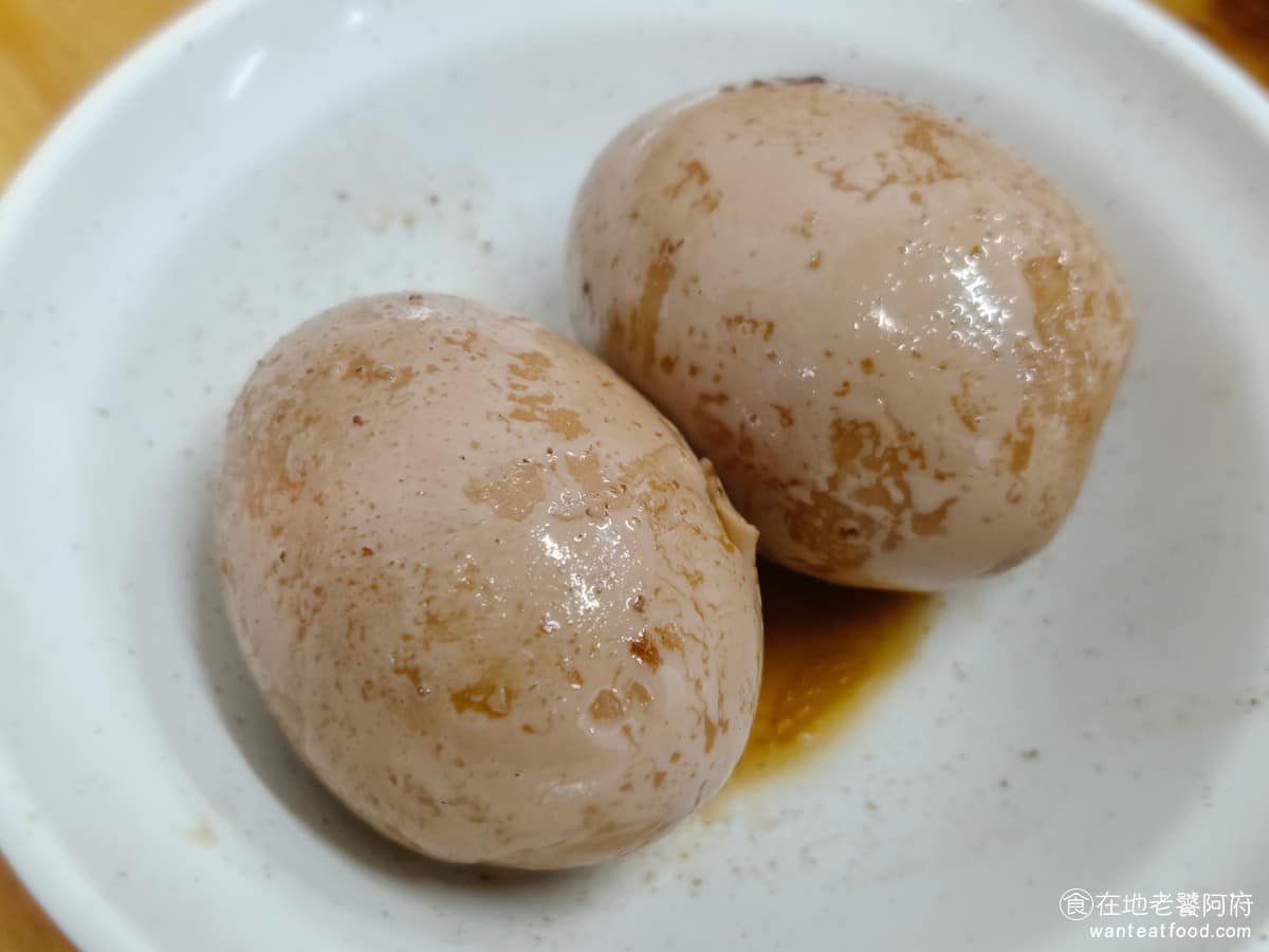 吉峰香菇魯肉飯 吉峰香菇魯肉飯菜單 吉峰香菇魯肉飯推薦 松山區美食 松山美食 台北小巨蛋美食 滷鴨蛋 這裡用的是鴨蛋，而不是雞蛋，個頭比一般滷蛋大一些，剝開後蛋白入味，蛋黃部分吃起來比較香濃。 @在地老饕阿府