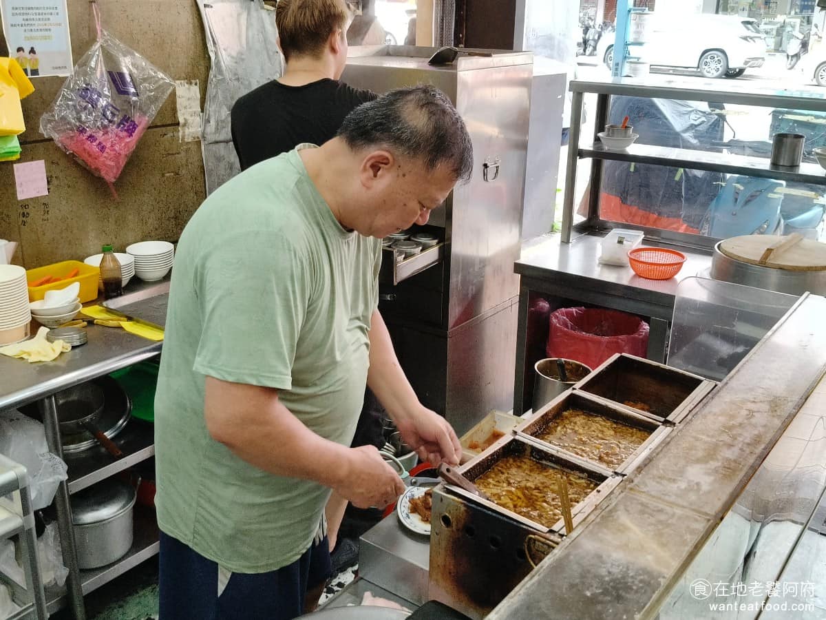 吉峰香菇魯肉飯 吉峰香菇魯肉飯菜單 吉峰香菇魯肉飯推薦 松山區美食 松山美食 台北小巨蛋美食 金峰的滷肉飯做法是滷肉選用三層肉，並切成長條，用多種調味料慢慢燉煮出香氣。吉峰也延續了類似的作法。 @在地老饕阿府