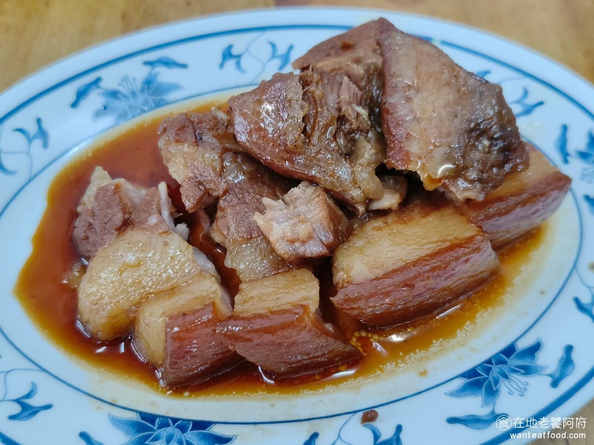 吉峰香菇魯肉飯 吉峰香菇魯肉飯菜單 吉峰香菇魯肉飯推薦 松山區美食 松山美食 台北小巨蛋美食 他們家的控肉算是我近期吃過最軟的，滷得也非常入味，口味算是偏鹹偏油，吸引人的程度完全勝過滷肉飯，好吃到我們又再單點了一份。 @在地老饕阿府
