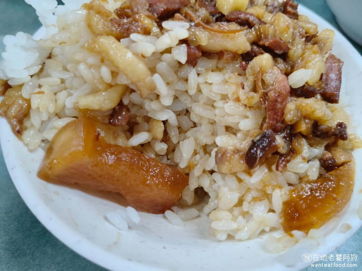 吉峰香菇魯肉飯 吉峰香菇魯肉飯菜單 吉峰香菇魯肉飯推薦 松山區美食 松山美食 台北小巨蛋美食 肉燥的鹹度剛好，雖然名為香菇滷肉飯，但實際吃的時候，不容易吃到香菇顆粒，整體味道偏樸實簡單，和金峰的味道確實很像。 @在地老饕阿府