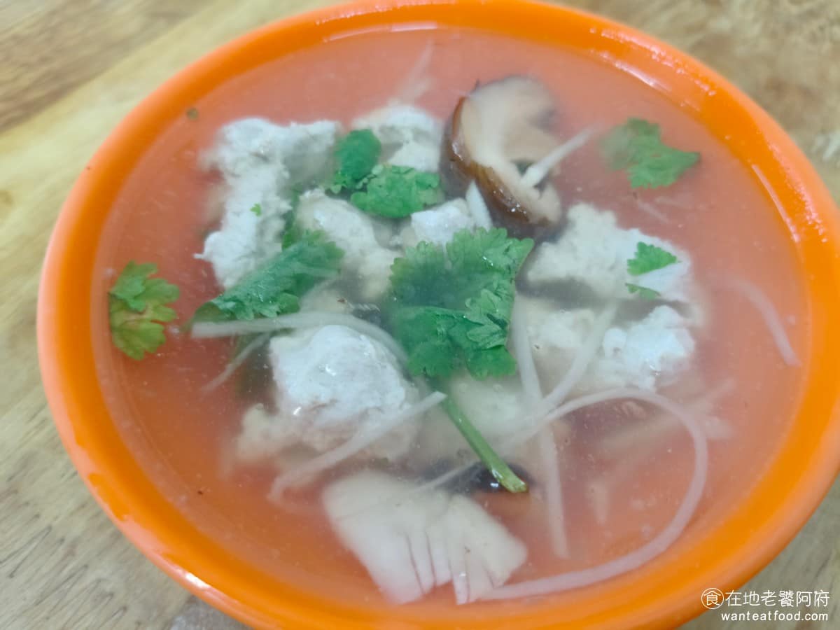 吉峰香菇魯肉飯 吉峰香菇魯肉飯菜單 吉峰香菇魯肉飯推薦 松山區美食 松山美食 台北小巨蛋美食 香菇肉羹湯 湯頭勾芡程度不算重，喝起來是甘甜、清爽的口感，味道主要來自白蘿蔔絲和竹筍，加上香菇提香，麵條用的是油麵，吸附湯汁後滑潤好入口，不會有過度軟爛的問題。 @在地老饕阿府