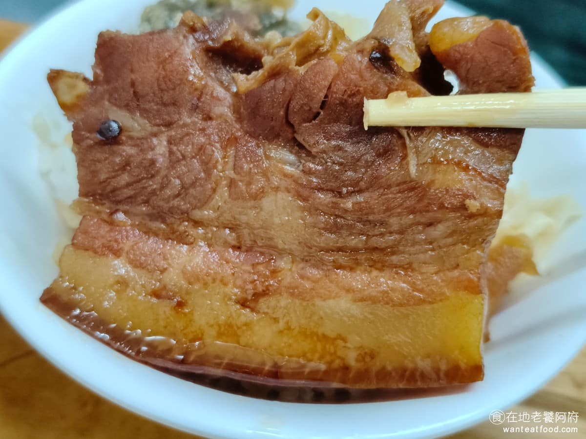吉峰香菇魯肉飯 吉峰香菇魯肉飯菜單 吉峰香菇魯肉飯推薦 松山區美食 松山美食 台北小巨蛋美食 控肉 控肉片熬滷到入味，肉質吃得出纖維感，但竟然不硬，肥肉的部分口感偏軟，不會太肥，膠質豐富。 @在地老饕阿府