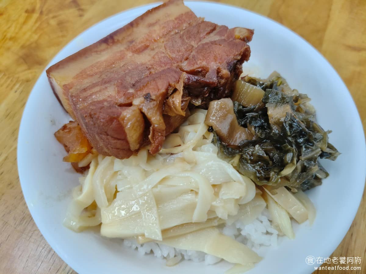 吉峰香菇魯肉飯 吉峰香菇魯肉飯菜單 吉峰香菇魯肉飯推薦 松山區美食 松山美食 台北小巨蛋美食 控肉飯 雖然說《吉峰香菇滷肉飯》招牌是滷肉飯，但其實常來的老客人最推薦的，卻是這一碗控肉飯。很多人來這裡吃滷肉飯、喝肉羹湯，如果只吃這兩樣，吃完可能對這間印象。 @在地老饕阿府
