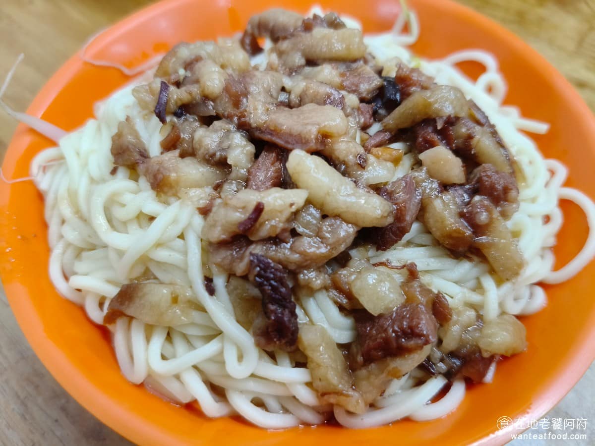 吉峰香菇魯肉飯 吉峰香菇魯肉飯菜單 吉峰香菇魯肉飯推薦 松山區美食 松山美食 台北小巨蛋美食 肉燥乾麵 用的是黃麵，份量給的超級多，上面加上了相同的滷肉肉燥。 @在地老饕阿府