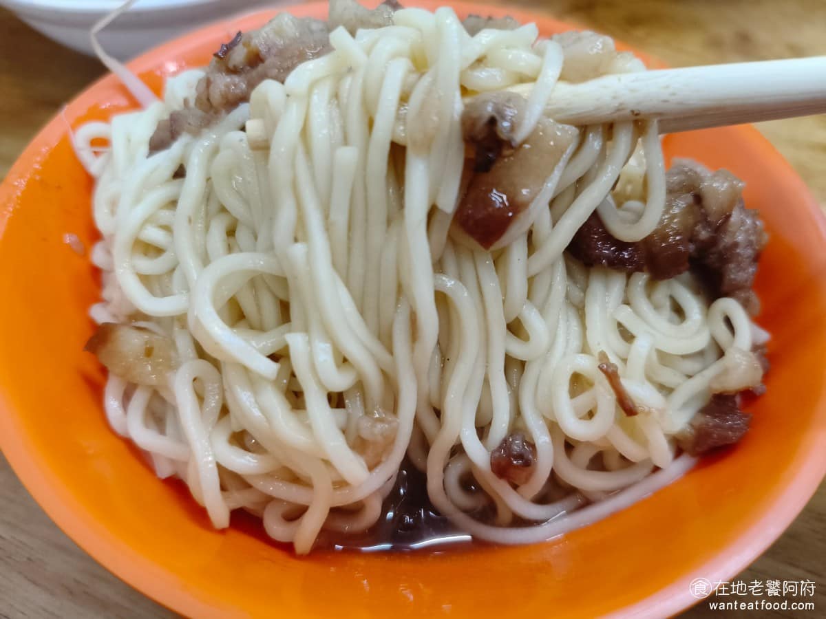 吉峰香菇魯肉飯 吉峰香菇魯肉飯菜單 吉峰香菇魯肉飯推薦 松山區美食 松山美食 台北小巨蛋美食 因為單純只有肉燥，搭配底下的滷汁，沒有放任何青菜或其他配料，所以吃多了會覺得有點單調，而且麵煮得有點太爛，吃完並不算特別推。 @在地老饕阿府
