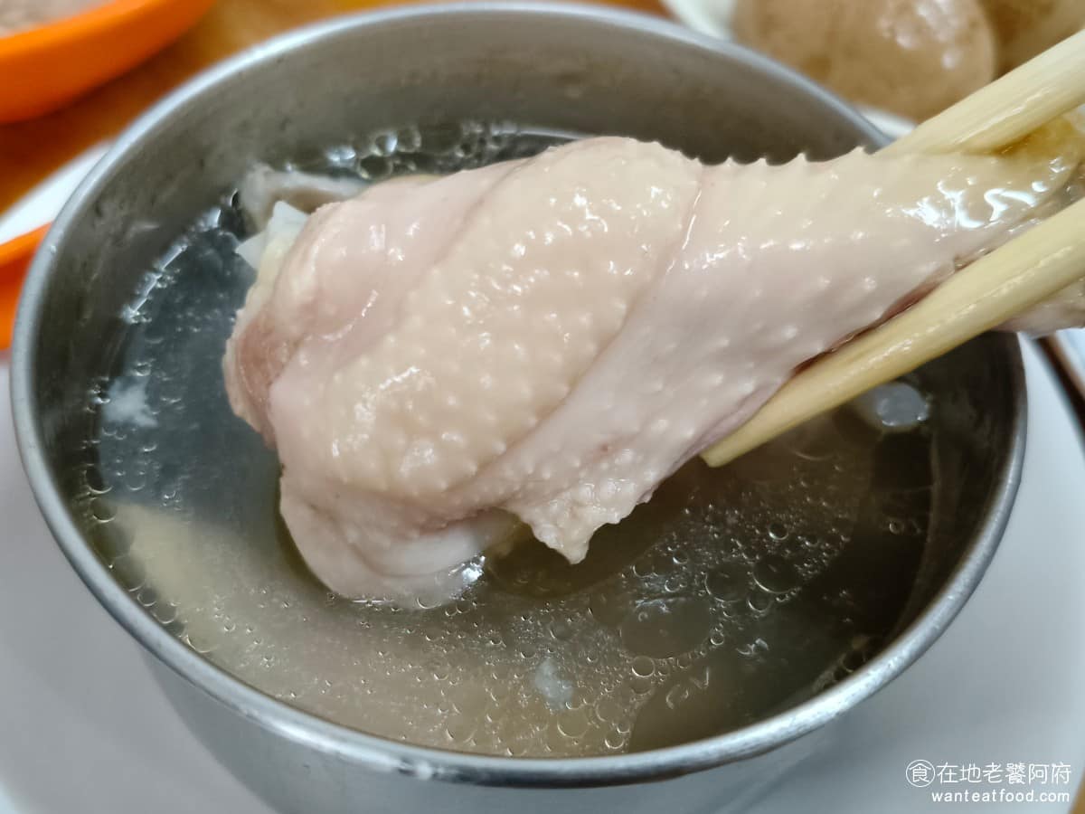 吉峰香菇魯肉飯 吉峰香菇魯肉飯菜單 吉峰香菇魯肉飯推薦 松山區美食 松山美食 台北小巨蛋美食 湯裡面不只家的蛤蠣，還加了薑和大蒜，喝起來非常有味道，但不是屬於很鹹的那一種。雞腿肉肉質比較偏硬一些，甚至比控肉還要硬，但不是雞腿的問題，是他們家的控肉，實在太軟了。 @在地老饕阿府