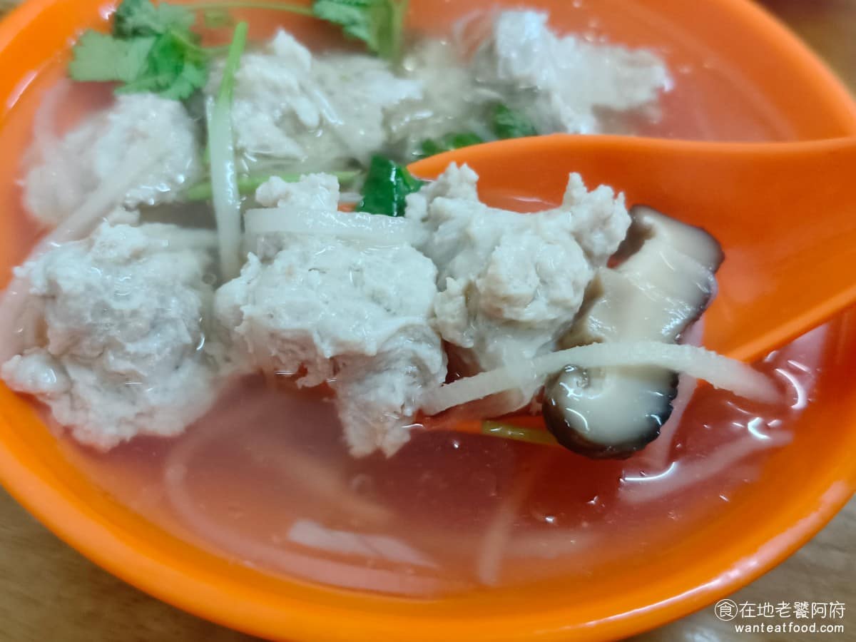 吉峰香菇魯肉飯 吉峰香菇魯肉飯菜單 吉峰香菇魯肉飯推薦 松山區美食 松山美食 台北小巨蛋美食 肉焿給得不少，咬起來有嚼勁，也吃得到肉香，整體表現中規中矩，湯頭不是那種每一口都很甜的作法，喝起來清爽許多。 @在地老饕阿府
